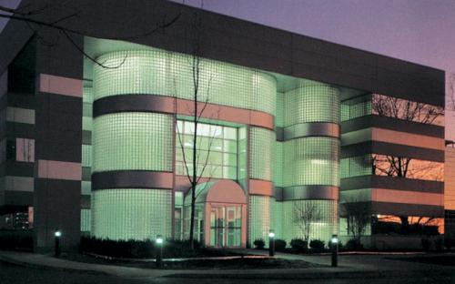 O bloco de vidro eficiente da energia pode ser usado em um prédio de escritórios