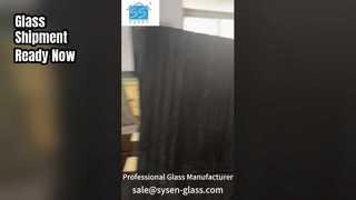 O armazém da fábrica de vidro está se preparando para embarque