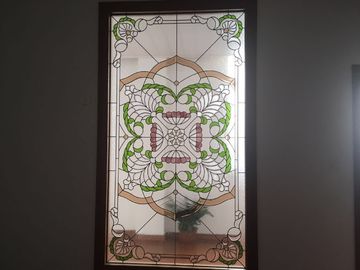 O painel decorativo manchado de vidro para o zinco do preto da igreja isolado/chanfrou/lustrou